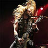 SE-<b>Presenteras av Kulturbolaget & Live Nation</b> Black Label Society med Zakk Wylde i spetsen gör en egen Göteborgskonsert på Trädgår’n däremellan, den 26 maj! Kanske har Zakk Wylde gjort sig mest känd som strängbändare nummer ett i Ozzy Osbournes band. Har man Mörkrets prins som arbetsgivare så är det lätt hänt att man hamnar i bakgrunden men det Wylde har skapat utanför Ozzys sfär går inte att sjunga illa om. Tvärtom! När Wylde och Osbourne tog en paus från varandra på mitten av nittiotalet tog det inte lång tid förrän de rastlösa fingrarna ville arbeta igen. Tillsammans med ett gäng nära vänner drog han igång Black Label Society, ett band som mixade upp Sabbath-aktig rock med ett sludgigt dito. Förstlingsverket ”Sonic Brew” satte en ny standard som följdes upp och pressades mer och mer för vart och ett album som följde. Med ”Order of the Black”, bandets åttonde album, ramlade de rakt in på Billboard 200’s fjärde plats och fick kritiker att överösa skivan med superlativ och rosor. Med dessa framgångar har också publiken vuxit sig både större och mer hängiven. Och inte undra på det; en live-upplevelse med Black Label Society är som ett svettigt kultmöte där alla är överens om att Wylde och hans anhängare är det bästa som hänt hårdrocken på denna sida millenniet. Det känns grymt att de svenska fansen också får en egen spelning med Black Label Society när de är här! Åldersgräns: 18 år <b>Biljettförsäljningen via internet slutar kl 17:00 på evenemangsdagen. Biljetter säljs på plats från kl 19:00 såvida evenemanget inte är utsålt, detta framgår på www.kulturbolaget.se</b>