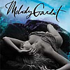 SE-Melody Gardot gav jazzen ett nytt ansikte, fräscht förknippat med en föryngring som var lika efterlängtad som förmodad. På sitt genombrottsalbum ”My One And Only Thrill”, sprängde Melody barriärerna och levererade en skiva som inte bara satte satt nytt fokus på jazz utan kom att tilltala en större och bredare publik. Hennes mjuka röst svepte sig som en filt runt själen och fingrarna vandrade försiktigt och precist över flygeln när tonerna till ”Baby I'm A Fool” kom ur högtalarna. På sitt kommande tredje album ”The Abscense”, en skiva som influerats av hennes resor runt världen, har hon gift tangons själ med sambans starka färger och filtrerat det genom sitt egna jazziga Gardot-filter. Vi kan egentligen inte förvänta oss något annat än ett mästerverk. Albumet (Universal) släpps digitalt och på Spotify den 28 maj och från den 30 maj finns albumet i butik. Om man är svag för Gardots skivor är det inget mot vad som slår emot en när man ser hennes liveshow; trots sin unga ålder är hon en gammaldags entertainer som sätter showen i första rummet. Pulsen som infinner sig är manisk och rusar iväg i takt med musiken. Man förbryllas inte av de stående ovationerna och de skrivna hyllningarna man hör och läser. Melody Gardot är inte så bra som alla säger – hon är bättre. Den svenska publiken har tagit Gardot till sina hjärtan och senast hon var här var det enbart toppbetyg och lyriska recensioner!