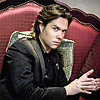 SE-Äntligen kommer en av de allra främsta samtida låtskrivarna tillbaka till Sverige. Den 3 december besöker Rufus Wainwright med sitt band Trädgår’n i Göteborg. Efter några år med koncentrationen på annat håll – bland annat den Grammy-nominerande rekreationen av Judy Garlands mytomspunna konsert på Carnegie Hall och operan Prima Donna – släpper Rufus den 23 april sitt efterlängtade sjunde studioalbum, Out of the Game. Albumet är ett samarbete med den hyllade producenten Mark Ronson som tidigare jobbat med popartister som Amy Winehouse, Adele och Lilly Allen. Resultatet den poppigaste, mest tillgängliga och kommersiella skivan under Rufus karriär. Samtidigt är den självklart karaktäriserad av Rufus säregna och kvicka textförfattande. Till skillnad från de mörka pianostycken som utmärkte föregångaren All Days Are Nights är Out of the Game en anmärkningsvärd retur till popscenen, en dansant skiva fylld av elegans, humor och kraft. I december återkommer Rufus Wainwright tillsammans med fullt kompband. Fansen kommer således att få uppleva en annan sida av Rufus i jämförelse med den avskalade spelningen han gjorde sist i Filadelfiakyrkan 2010. Liksom nya albumet kommer det bli poppigt, det kommer bli djärvt och vackert. Och det kommer också självklart att bli mycket Rufus.Åldersgräns: 18 år